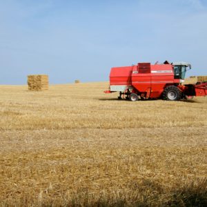 Szukasz maszyn rolniczych do swojego gospodarstwa? Przeczytaj ten artykuł!