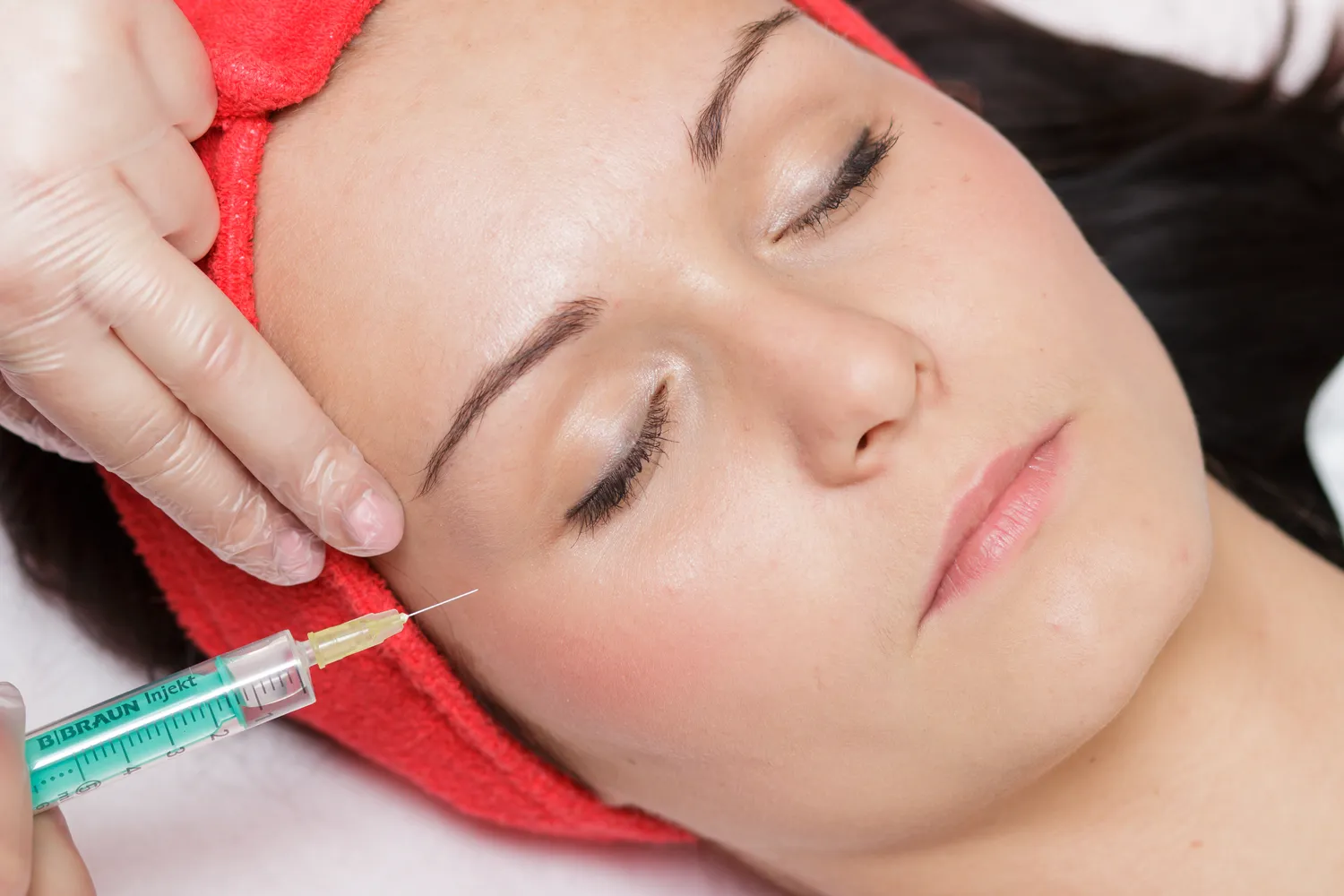 Co daje kwas hialuronowy na twarz?